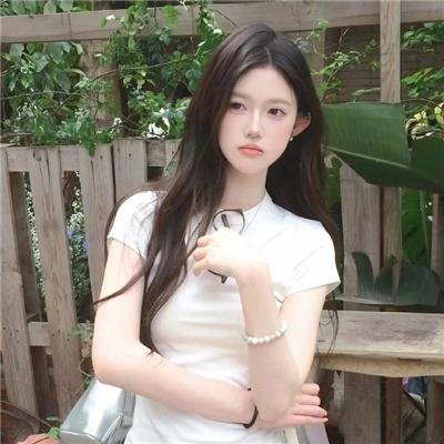 落在她身边